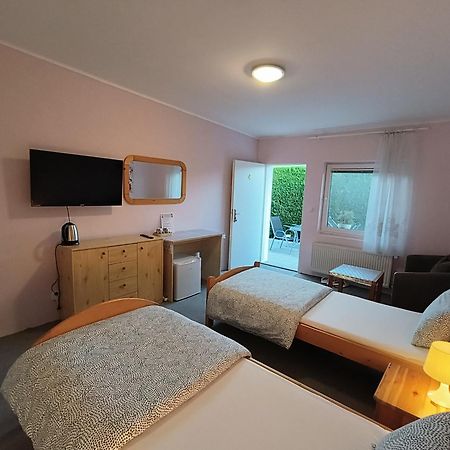 Cozy Room With Garden In Bratislava Exterior foto